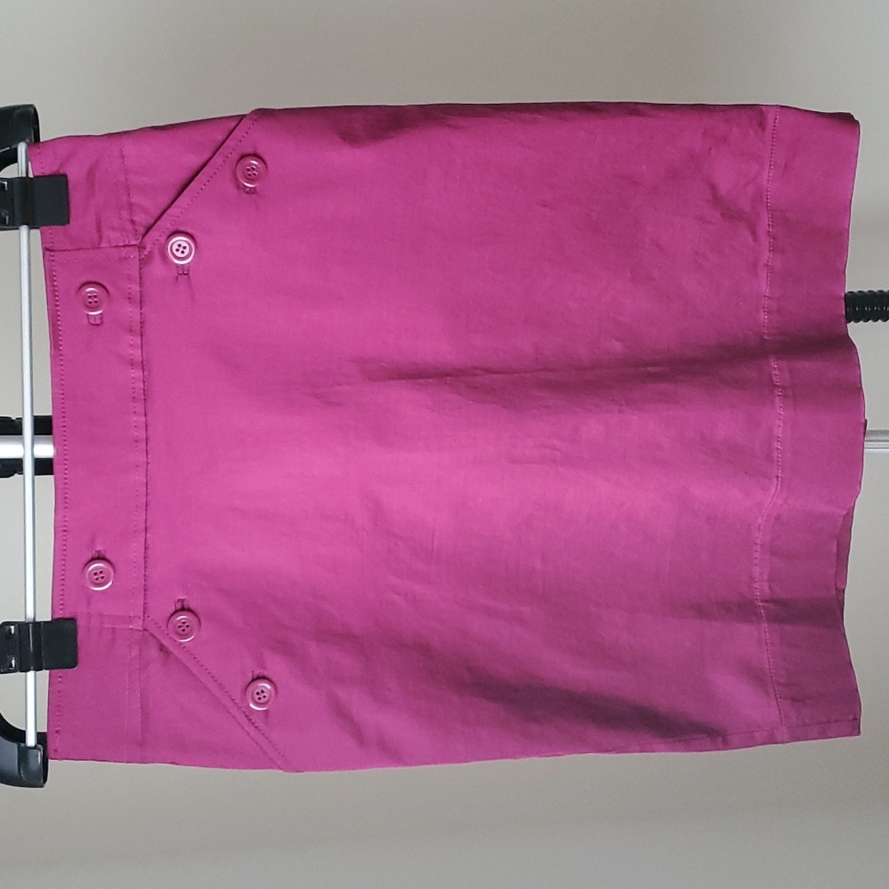 H&M fuschia/magenta pencil skirt with button details in size 10